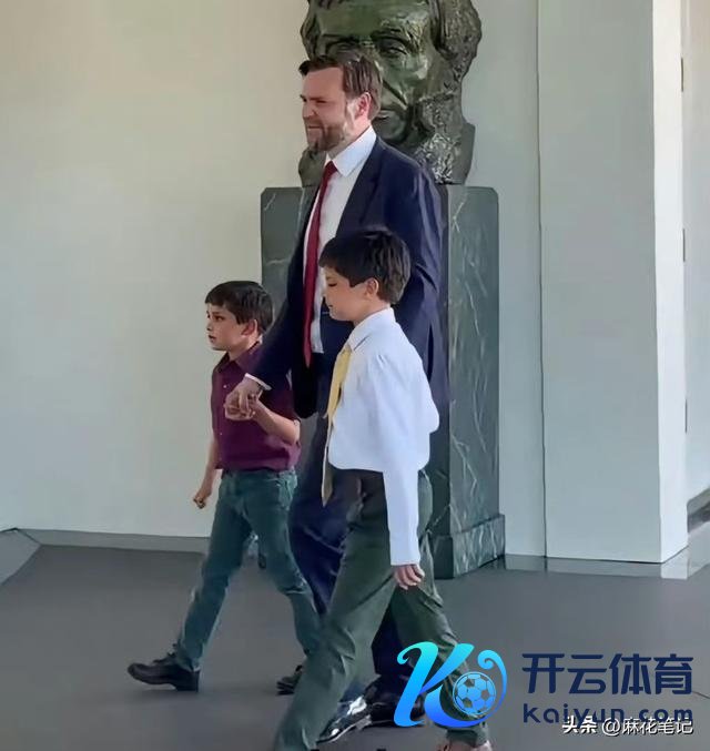 5月12日，特朗普离宫后，万斯到宫中值班。 他带着两个女儿到白宫，面带浅笑，情态大好